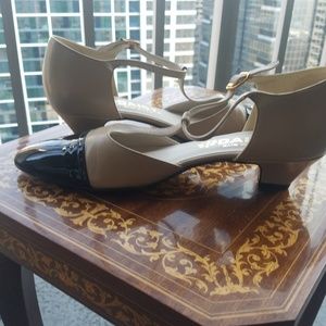 Daisy USA spectator pumps, t-strap beige black